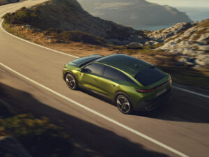 Draufsicht auf den Peugeot E-408 (2026)