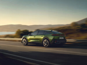 Heck- und Seitenansicht vom Peugeot E-408 (2026)
