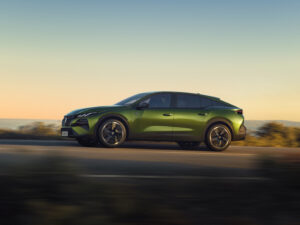 Seitenansicht vom Peugeot E-408 (2026)