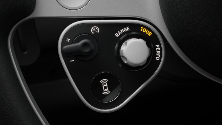 Linkes Bedienfeld am Lenkrad im Ferrari Luce