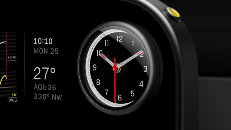 Analoge Uhr im zentralen Bildschirm beim Ferrari Luce