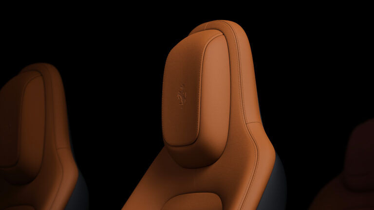 Ansicht der Kopfstütze mit Ferrari-Logo bei den Sitzen im Ferrari Luce