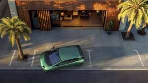 Draufsicht vomRenault Twingo E-Tech auf einem Parkplatz