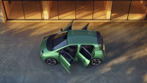 Draufsicht mit geöffneten Türen beim Renault Twingo E-Tech