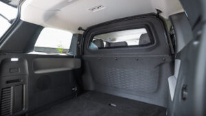 Ansicht vom Laderaum im VW ID. Buzz mit Trennwand