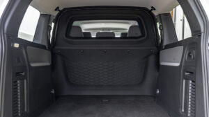 Ansicht des Laderaums im VW ID. Buzz mit Trennwand