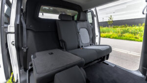 Umklappbare Rücksitze im VW ID. Buzz mit Trennwand