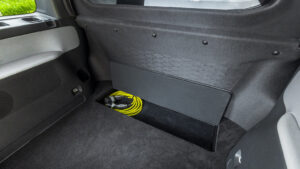 Unterboden für Ladekabel im VW ID. Buzz mit Trennwand