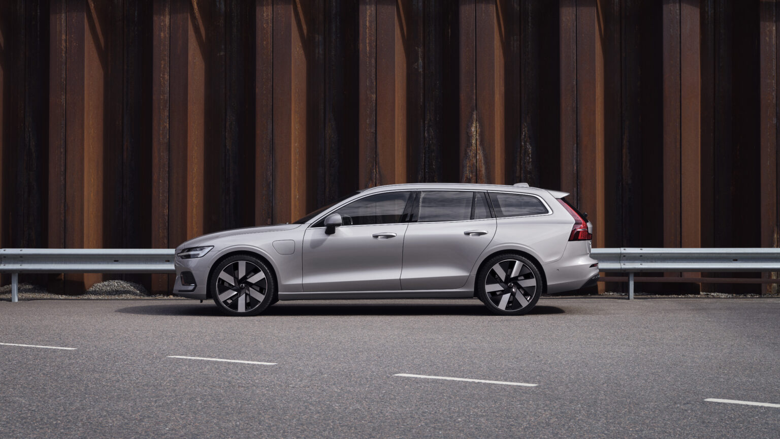 Seitenansicht des Verbrenner-Modells Volvo V60