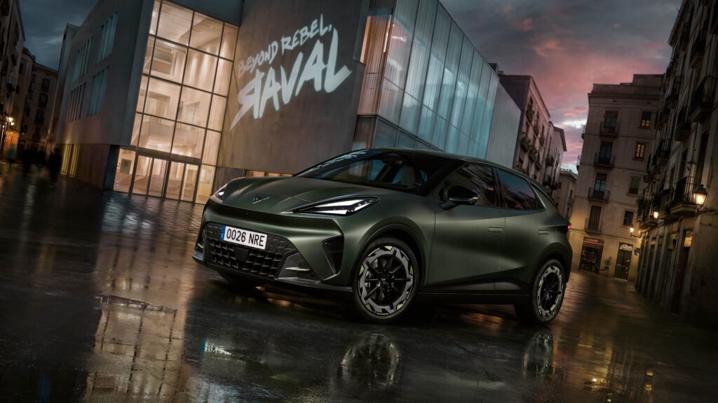 Fahrerseite vom Cupra Raval in der Farbe Manganese Matt