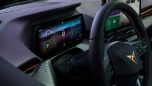 Ansicht vom Fahrerdisplay hinter dem Lenkrad im Cupra Raval