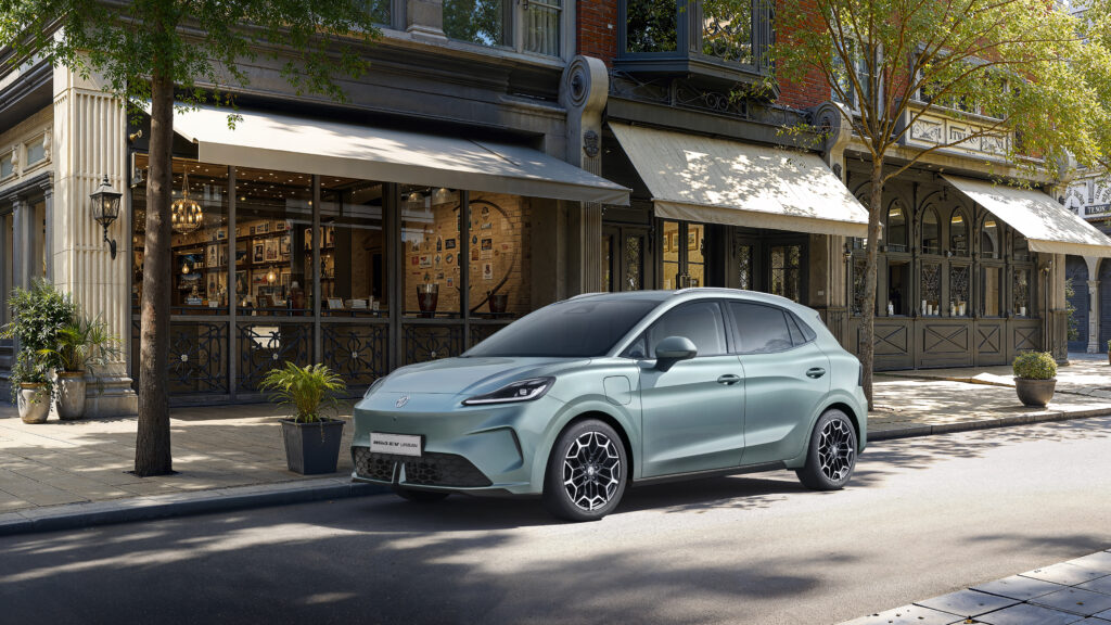 Der MG4 EV Urban von vorne links