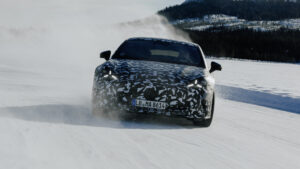 Frontansicht des elektrischen Mercedes AMG GT (getarnt)