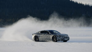 Rechte Seite des elektrischen Mercedes AMG GT (getarnt)