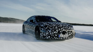 Front vom elektrischen Mercedes AMG GT (getarnt)