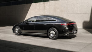 Der Mercedes EQS Limousine (2026) von hinten links