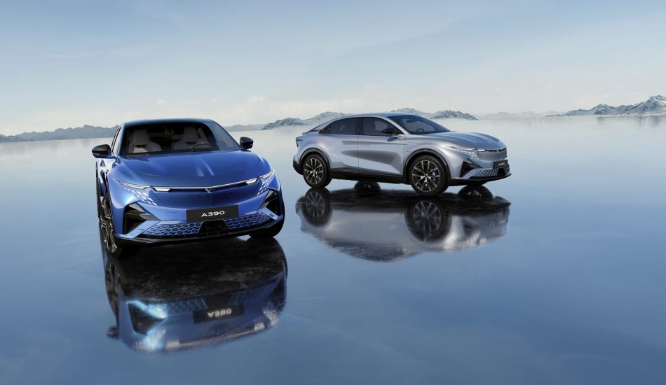 Die Alpine A390 GTS in Blau und die Alpine A390 GT in Silber