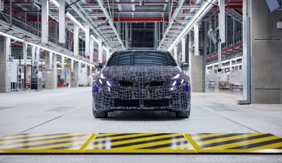 Frontansicht vom getarnten BMW i3