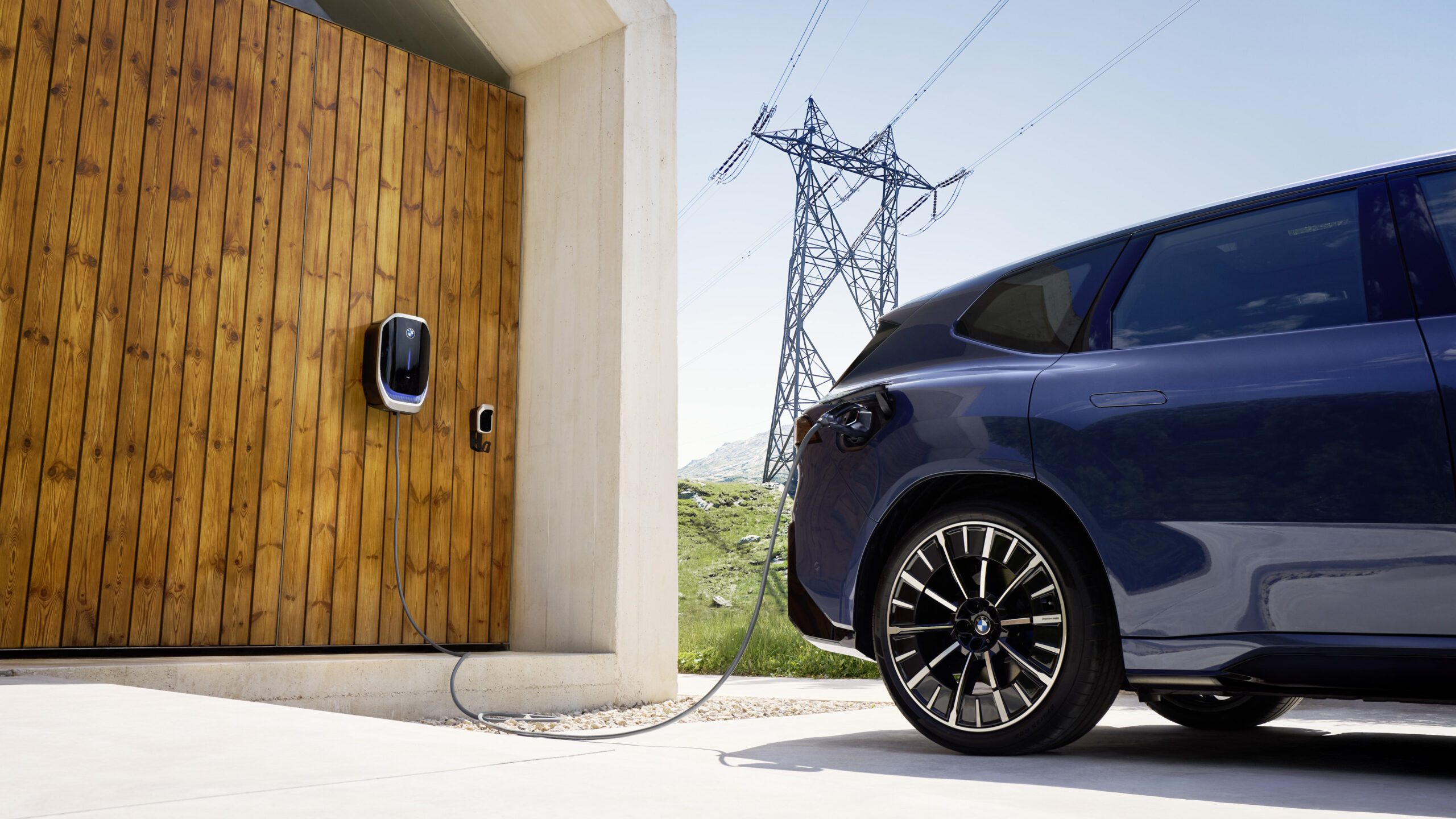 Ansicht vom BMW iX3 an der BMW Wallbox Professional