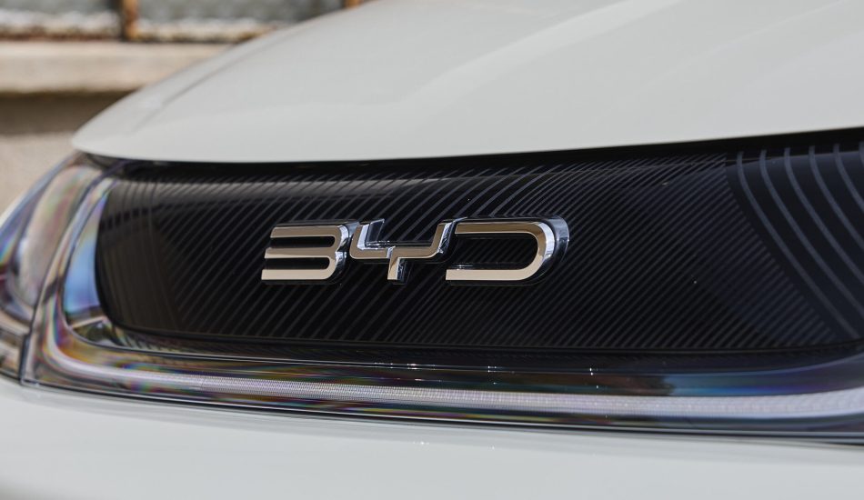 BYD-Emblem an der Front des BYD Dolphin