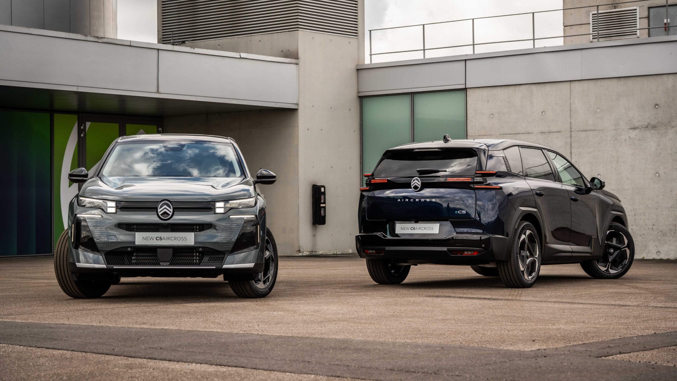 Front und Heck vom Citroën ë-C5 Aircross