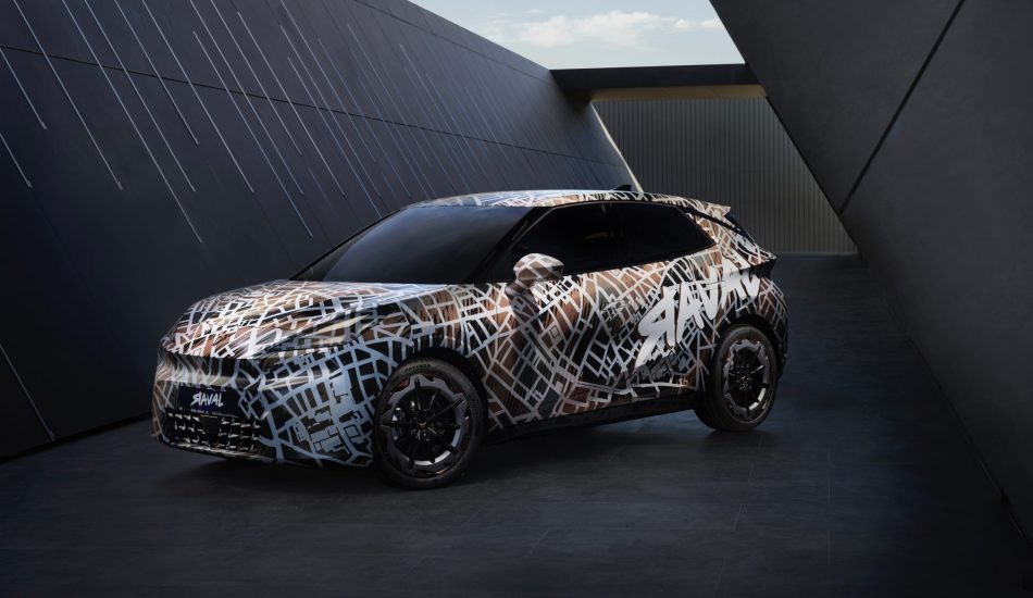 Fahrerseite vom getarnten Cupra Raval