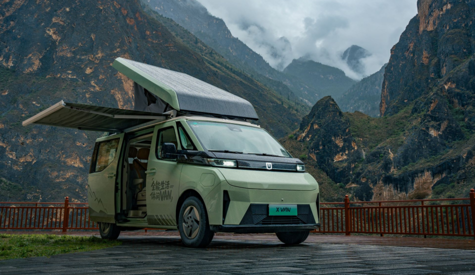 Der Campingbus Farizon X-Van mit aufgeklappten Dach und Markise.