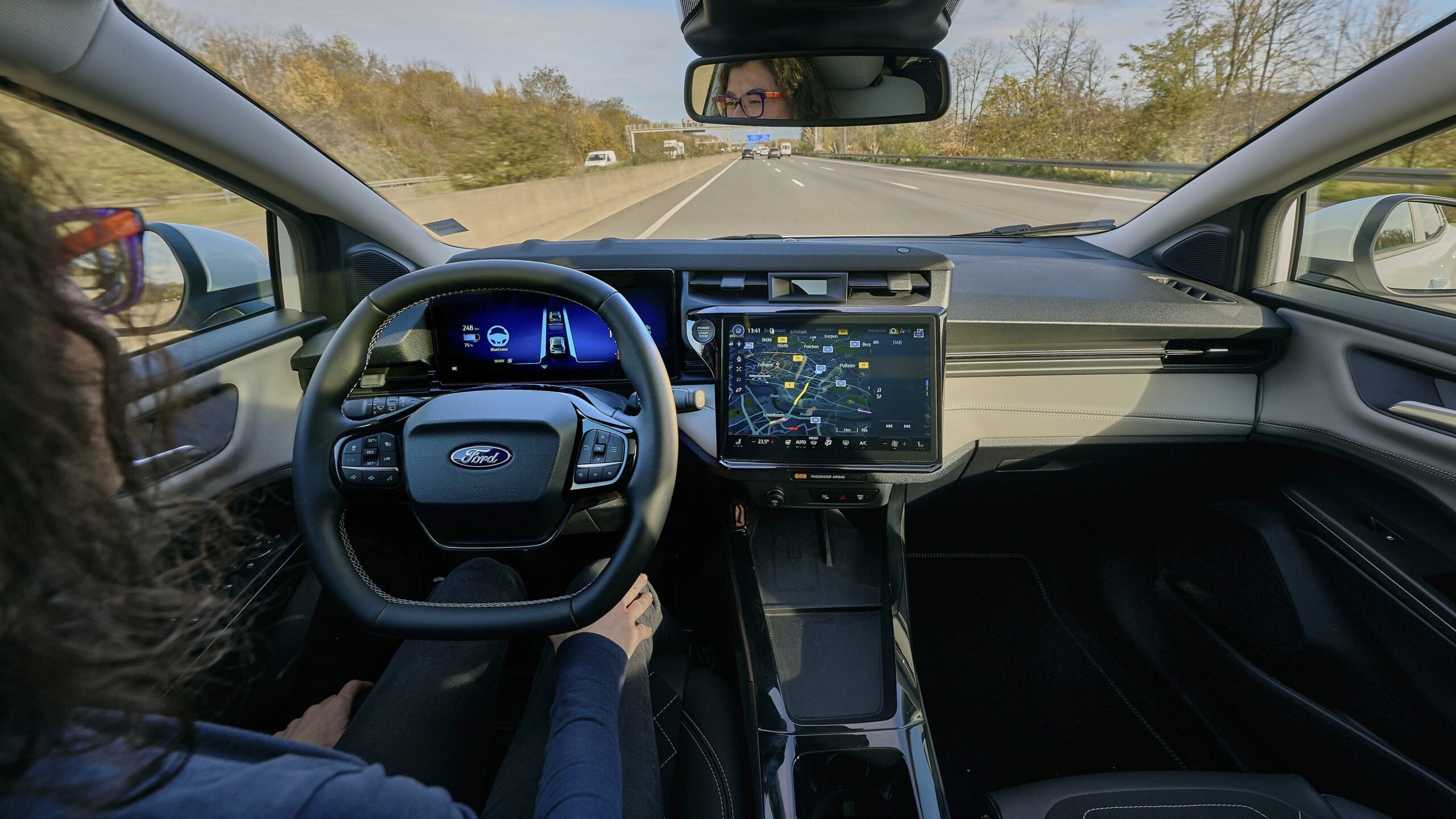 Cockpit vom Puma Gen-E mit BlueCruise-System zum Fahren ohne Hände am Lenkrad