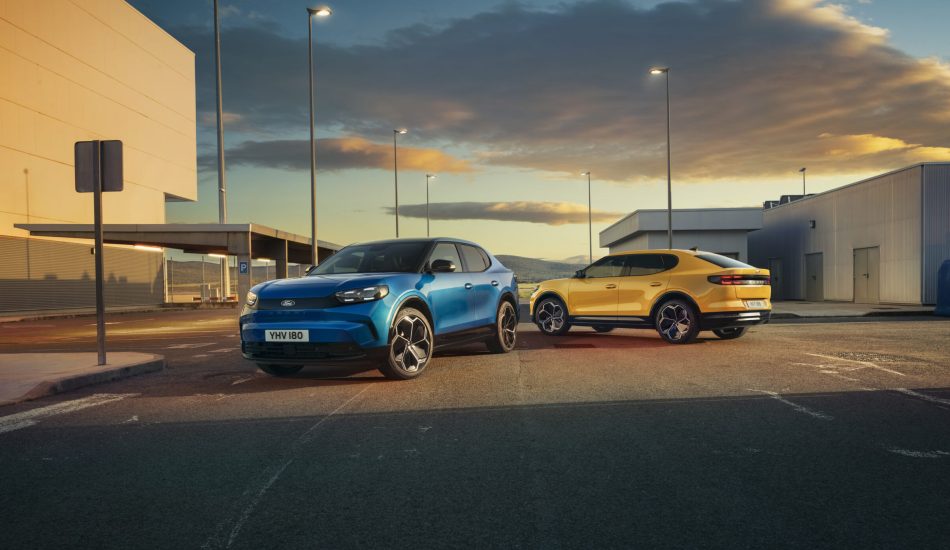 Ansicht vom Ford Capri EV in der Farbe Blue My Mind und Vivid Yellow