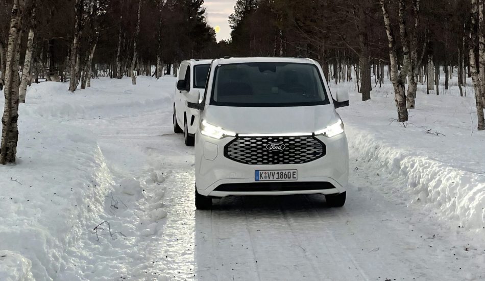Front vom Ford E-Transit Custom AWD bei Testfahrten