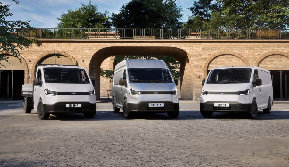 Frontansicht der Varianten des Ford Transit City als Transporter und Fahrgestell mit Einzelkabine