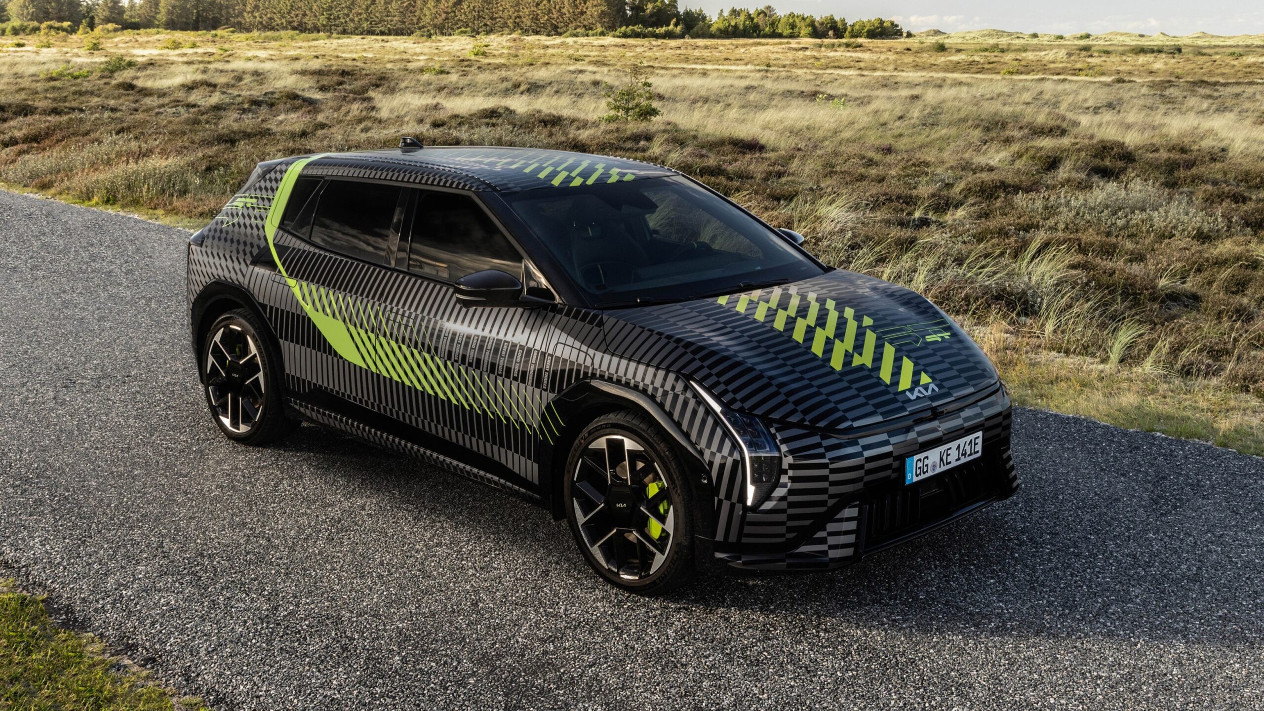 Front vom Kia EV4 Prototypen mit GT-Foliendesign
