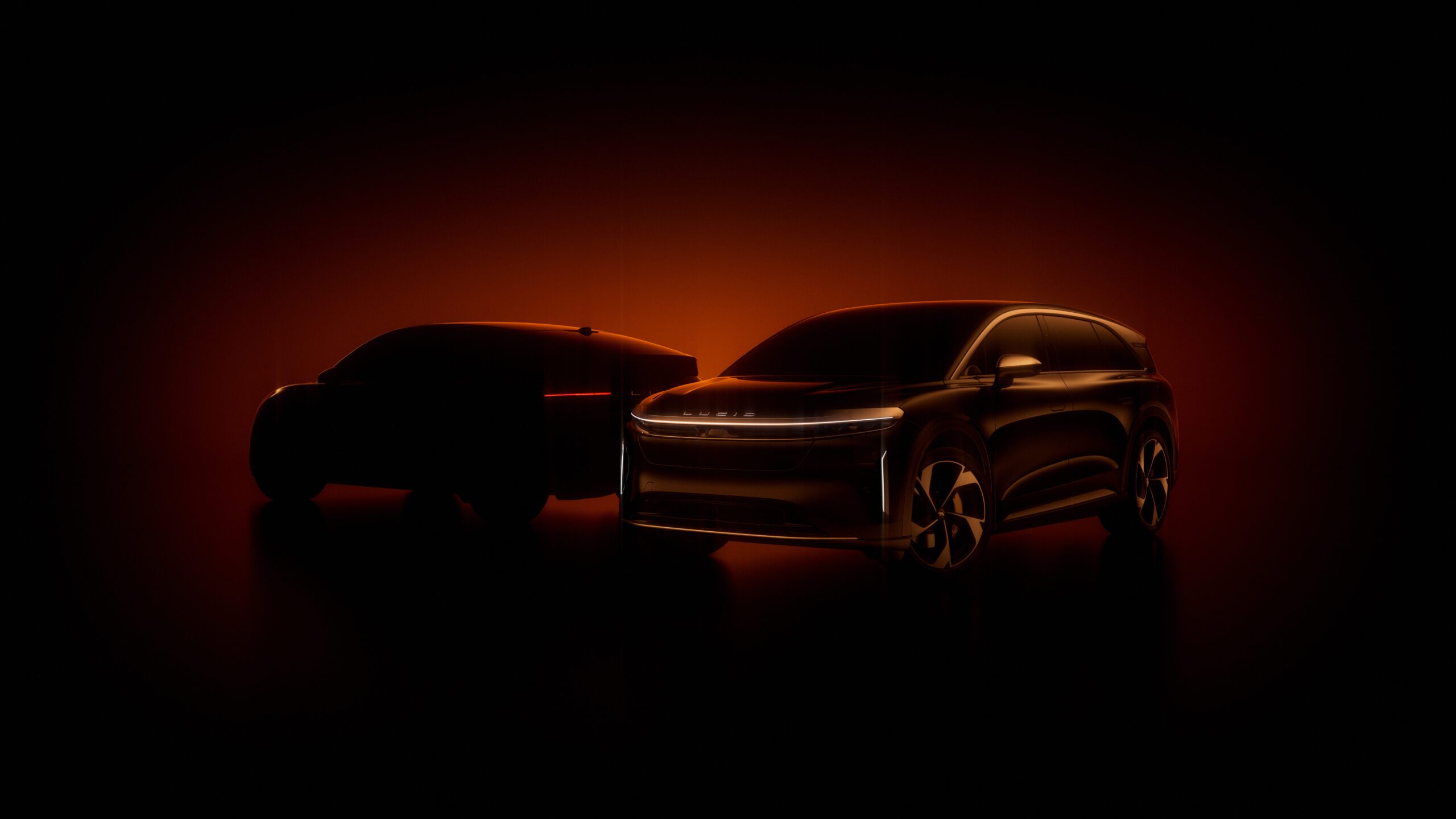 Grafik mit der Frontansicht des Lucid Gravity und ein Teaserbild des Heck vom kommenden SUV