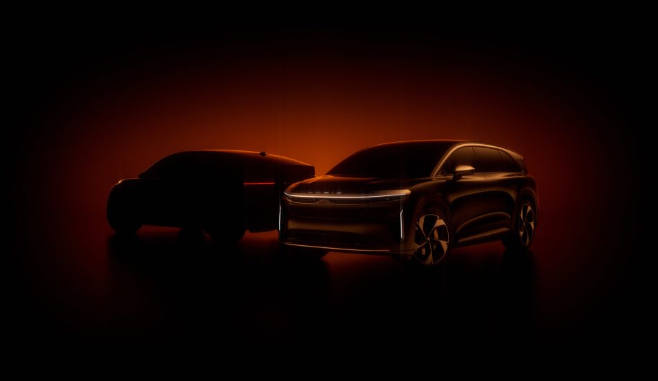Grafik mit der Frontansicht des Lucid Gravity und ein Teaserbild des Heck vom kommenden SUV