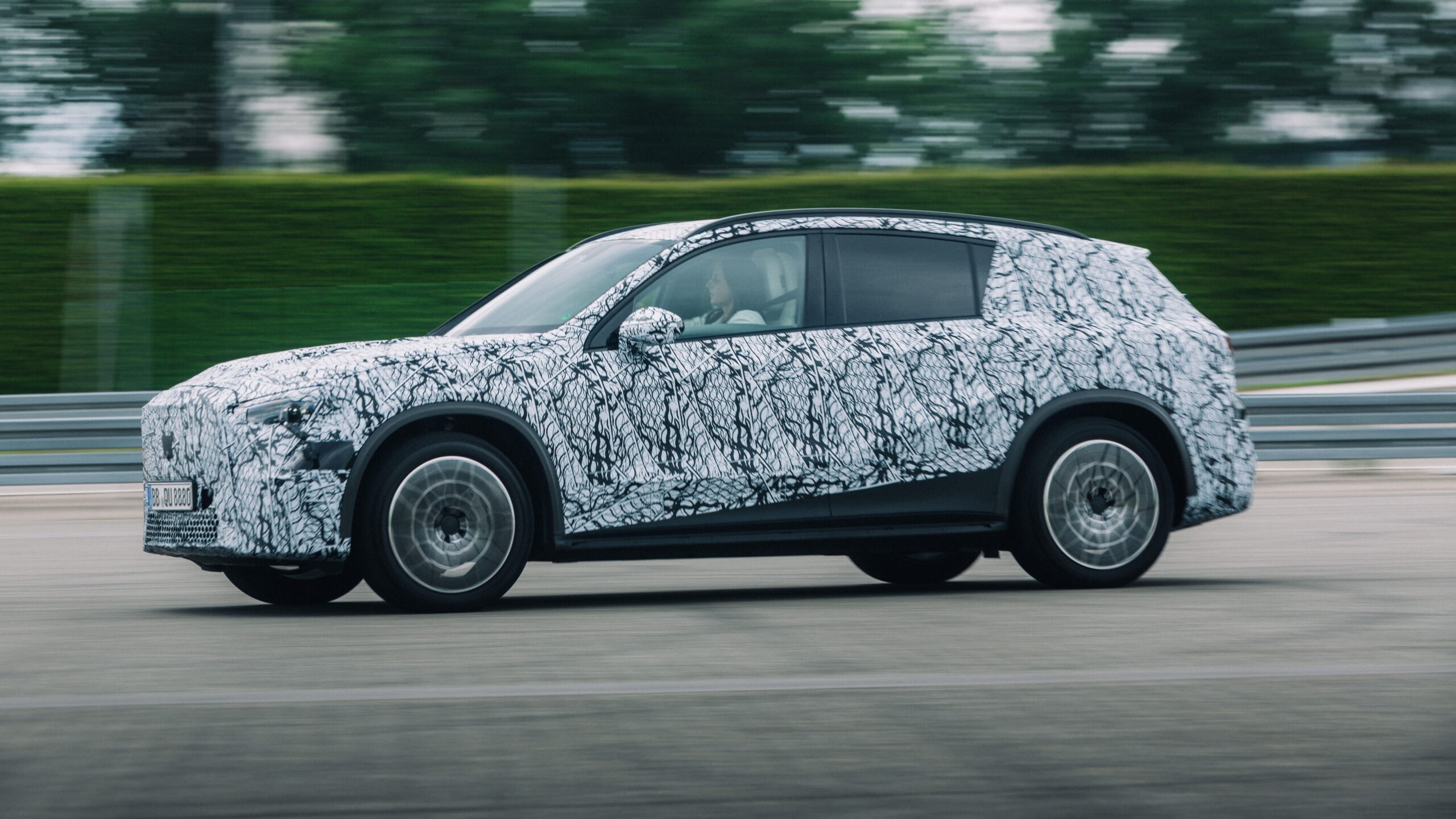 Der elekrische Mercedes-Benz GLC als Erlkönig von der Seite