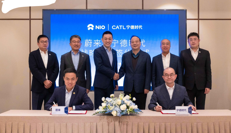 William Li Gründer und CEO von NIO und Dr. Robin Zeng, CEO von CATL bei der Unterzeichnung der Kooperation