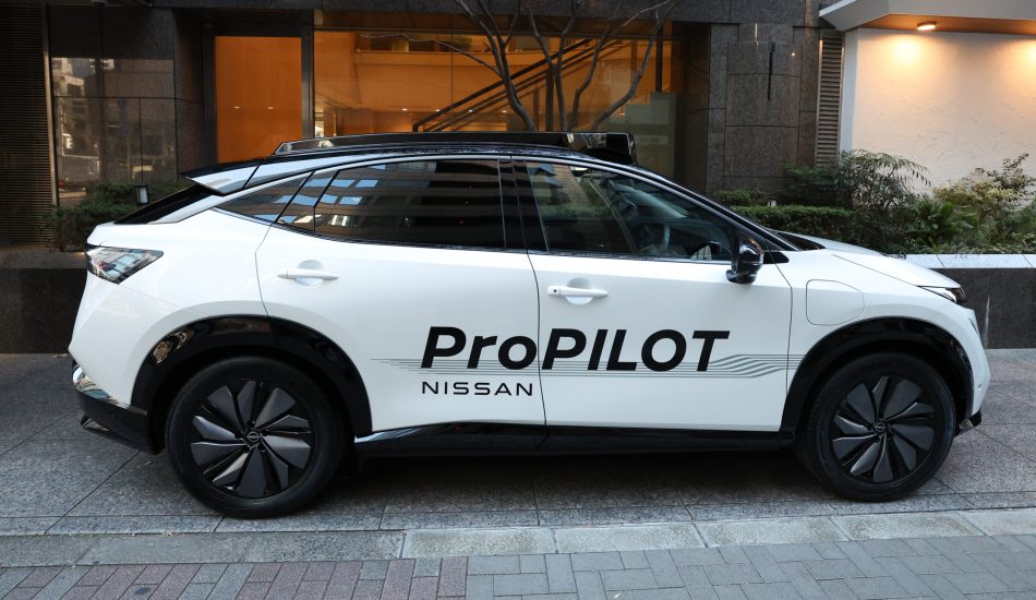 Seitenansicht des Nissan Ariya zur Bekanntgabe der Partnerschaft mit Wayve