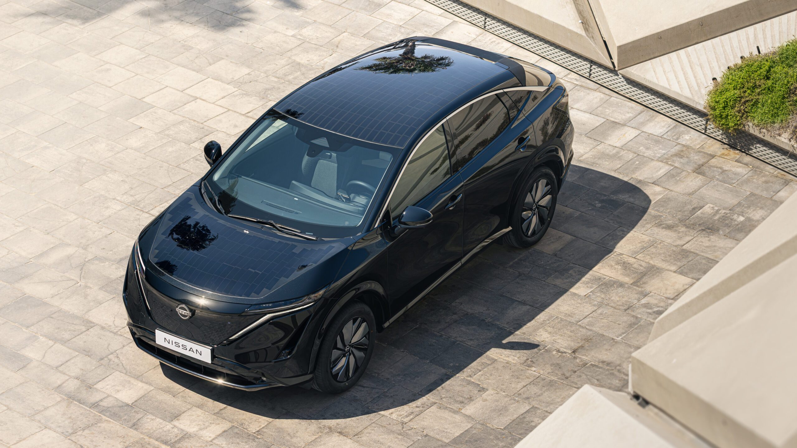 Draufsicht auf das Nissan Ariya Konzept mit Solarpaneele