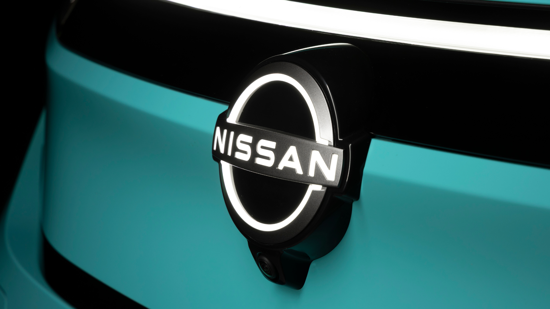 Nissan-Logo an der Front des Nissan Leaf