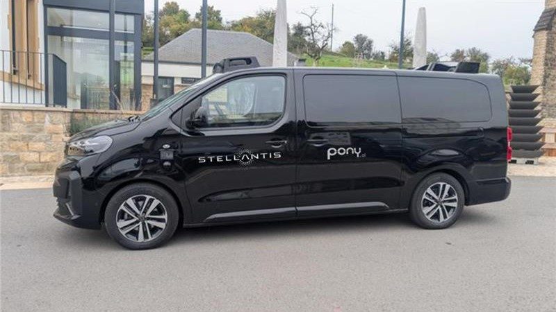 Seitenansicht vom Peugeot e-Traveller zur Partnerschaft zwischen Stellantis und Pony.ay