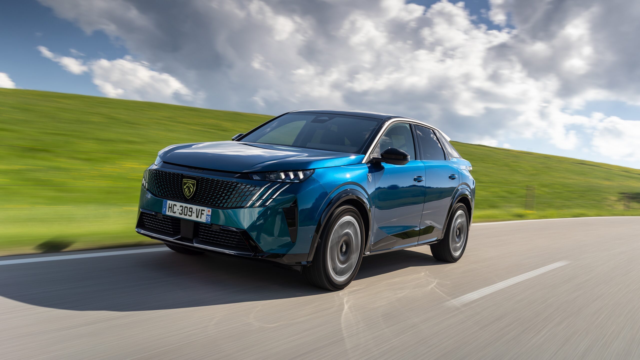 Front vom Peugeot E-3008 mit Allradantrieb