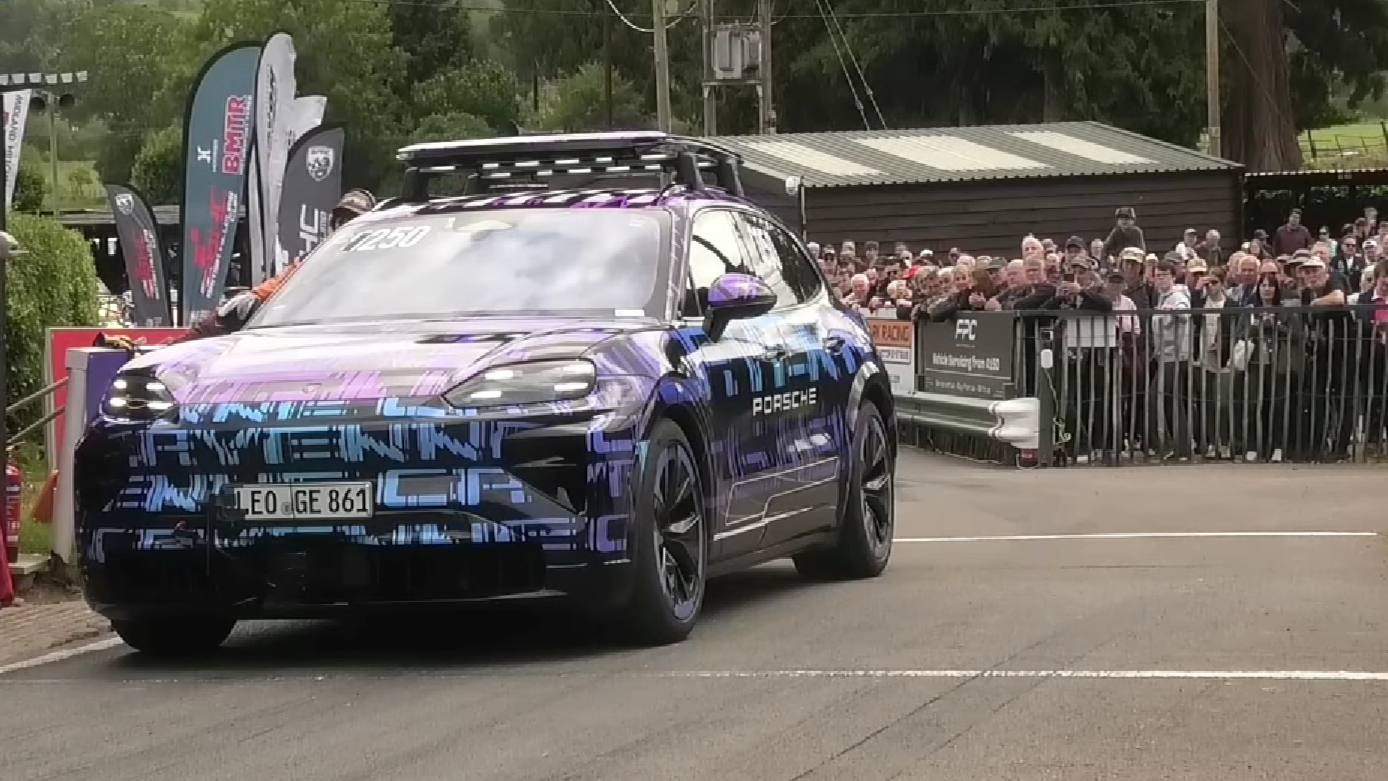 Front vom Porsche Cayenne EV
