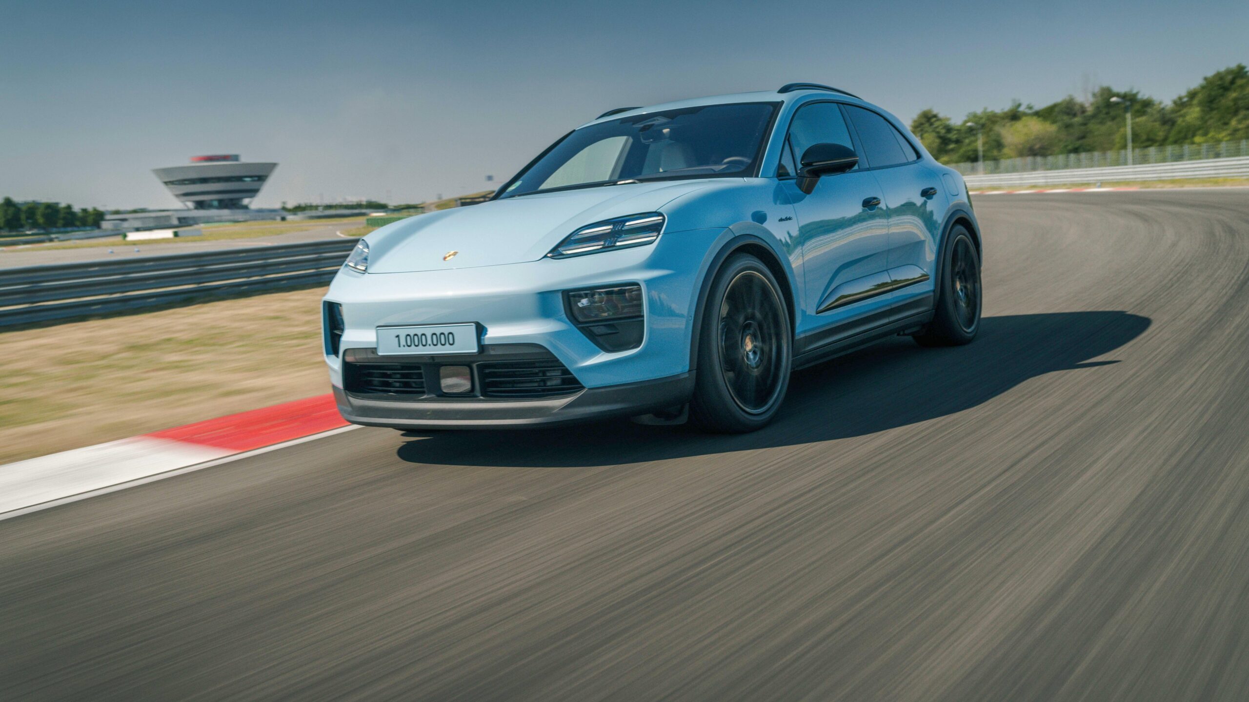 Front vom millionsten Porsche Macan