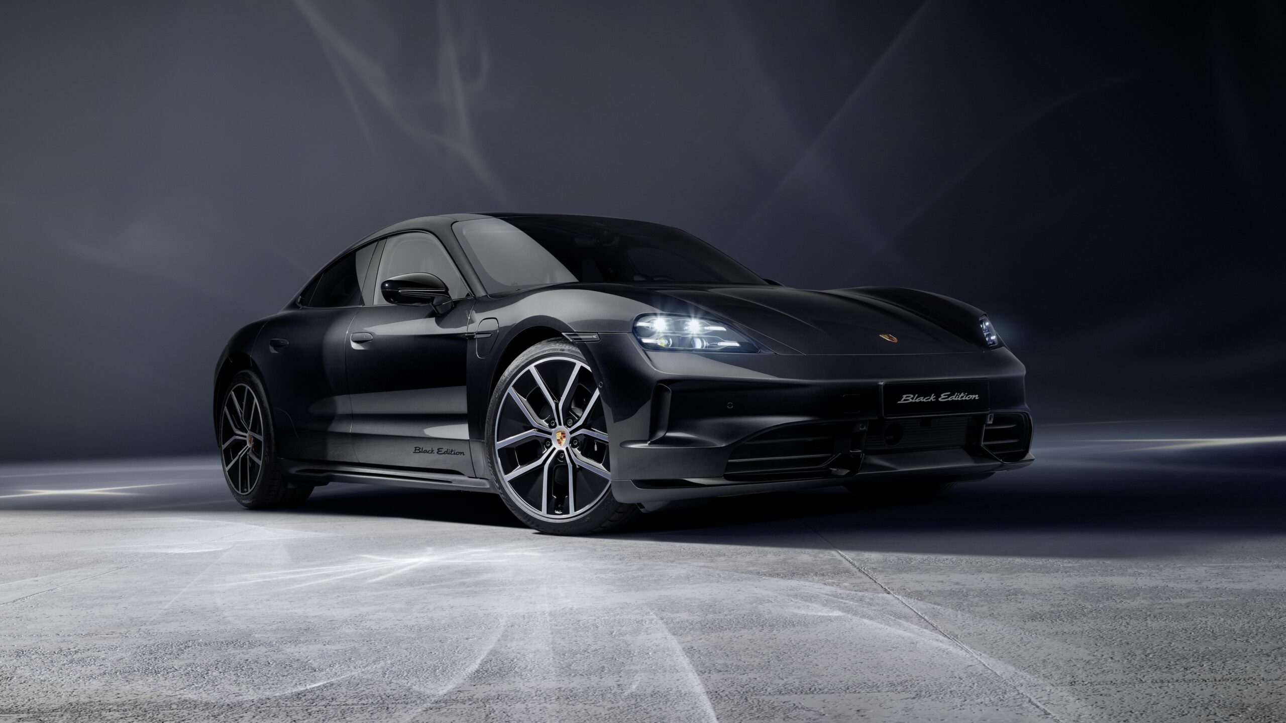 Der Porsche Taycan 4S in der Black Edition