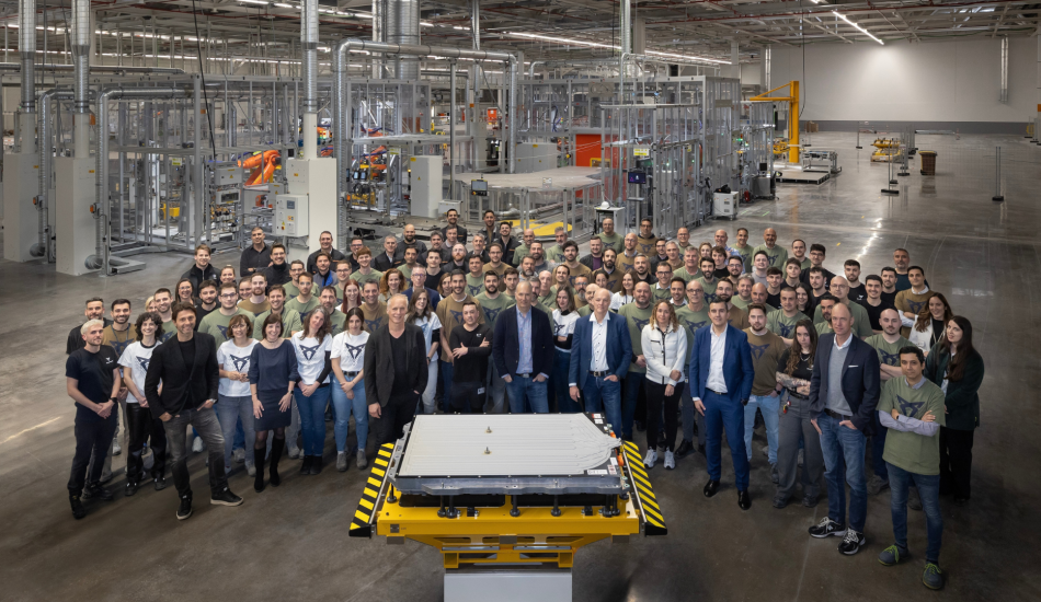 Das Seat-Team aus Martorell vor einer fertigen Batterie für Elektroautos