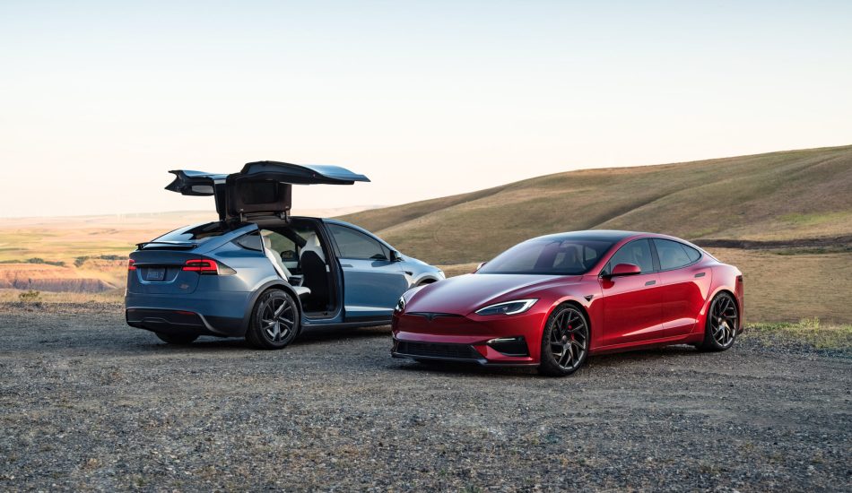 Ansicht des Tesla Model S und Model X