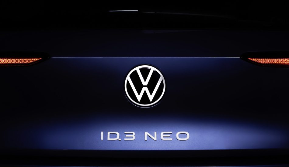 Teaser vom Heck mit Logo und Schriftzug beim ID.3 Neo
